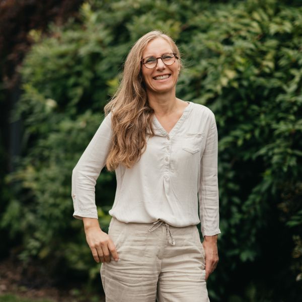 Maike Hoyer im Garten