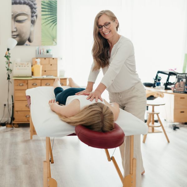 Heilpraktikerin Maike Hoyer bei einer Behandlung Naturheilkundliche Behandlungen