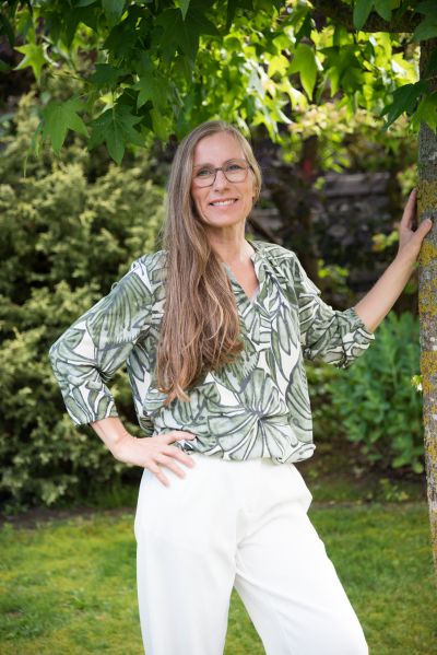 Heilpraktikerin Maike Hoyer in ihrem Garten unter dem Ahorn Maike Hoyer im Garten
